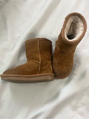 Koolaburra Kids Chestnut Brown Suede Shearling Boots